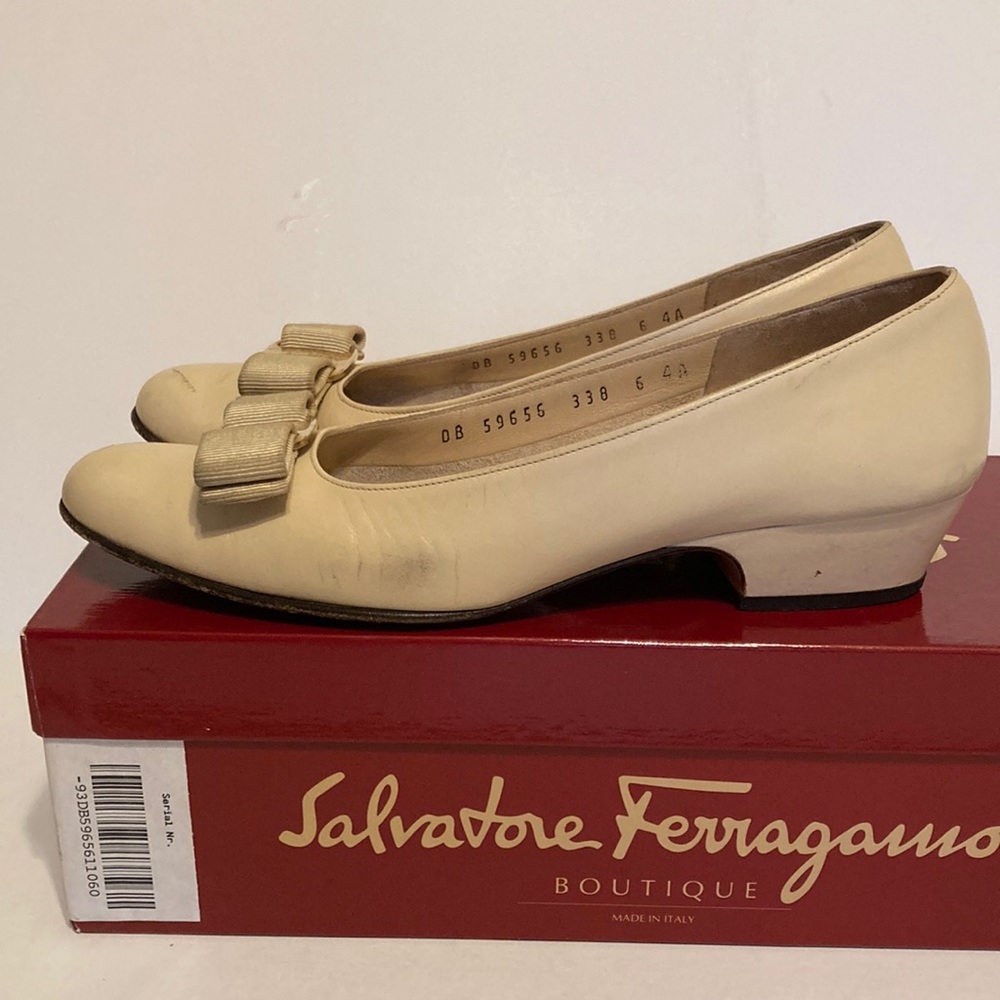 Salvatore Ferragamo Lillaz custom cream skimmer shoes size 6 narrow width